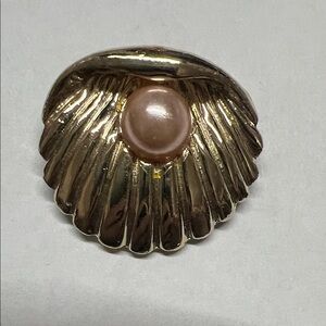 Elegant Gold Shell Brooch with Pink Pearl Accent